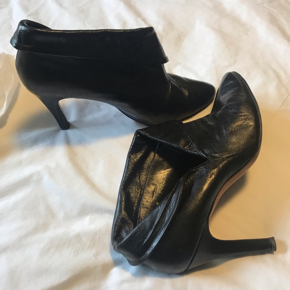 BLACK LEATHER HIGH HEEL ANKLE BOOTIE. SZ 10.